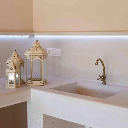 Petra 1 *