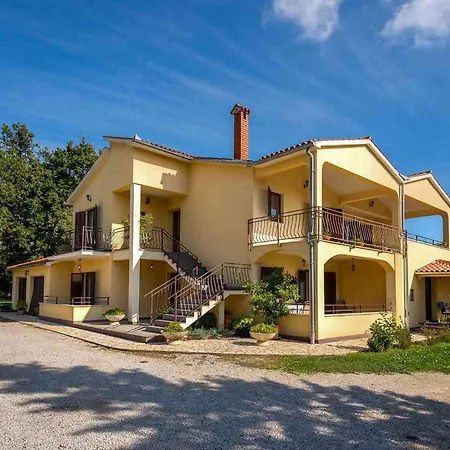 Appartement Petra 1 *